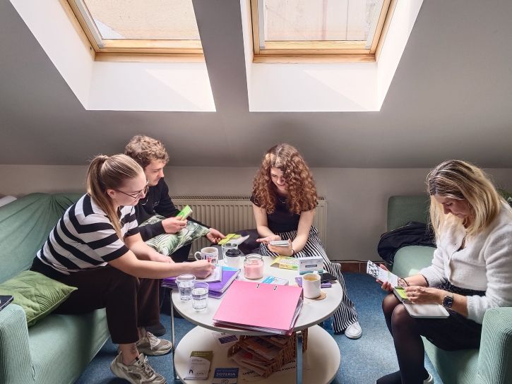 Stáž v KC Anabell Praha Během stáže jsme měli účastníci možnost seznámit se s činností odborné sociální poradny, setkat se s nutriční terapeutkou a peer konzultantkou. Byl jim také představen projekt zaměřený na rodinnou terapii a zúčastnili se intervize týmu.